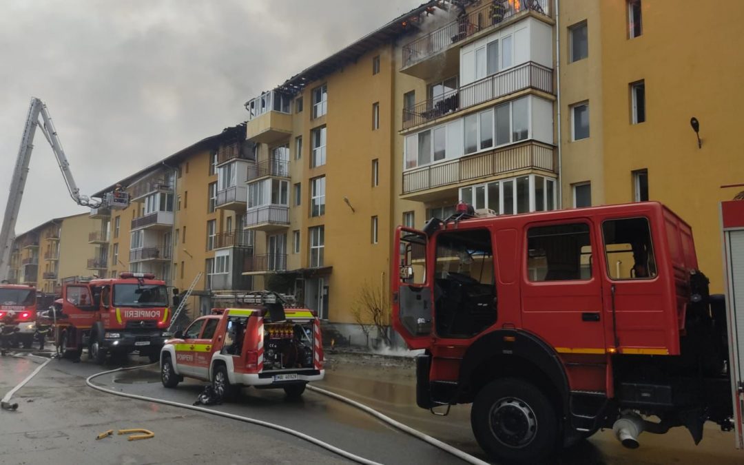 Intervenție pentru stingerea unui incendiu ce a cuprins un bloc de locuințe din Florești