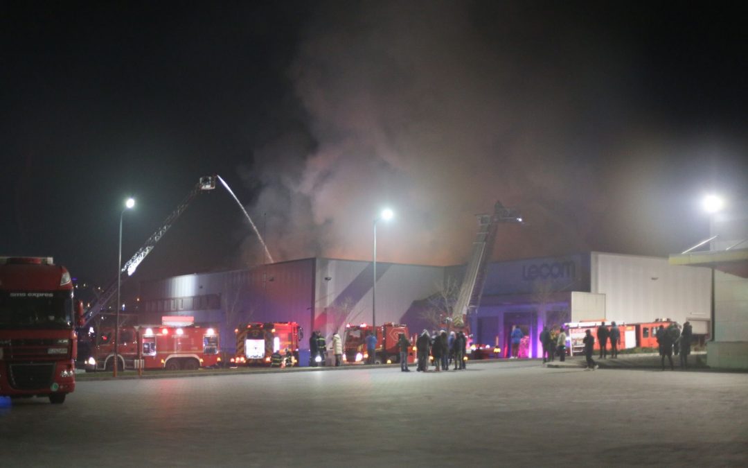 Interventie pentru stingerea unui incendiu la o hala din Tetarom I